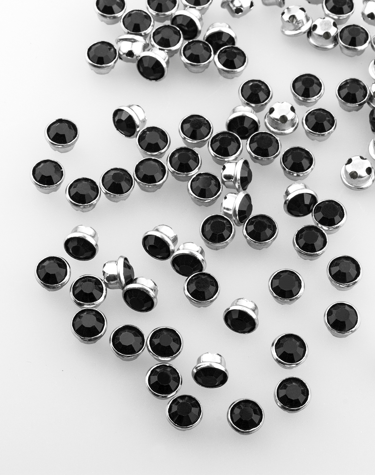Стразы пришивные в оправе Круг 6 мм 01# черные (100 шт)