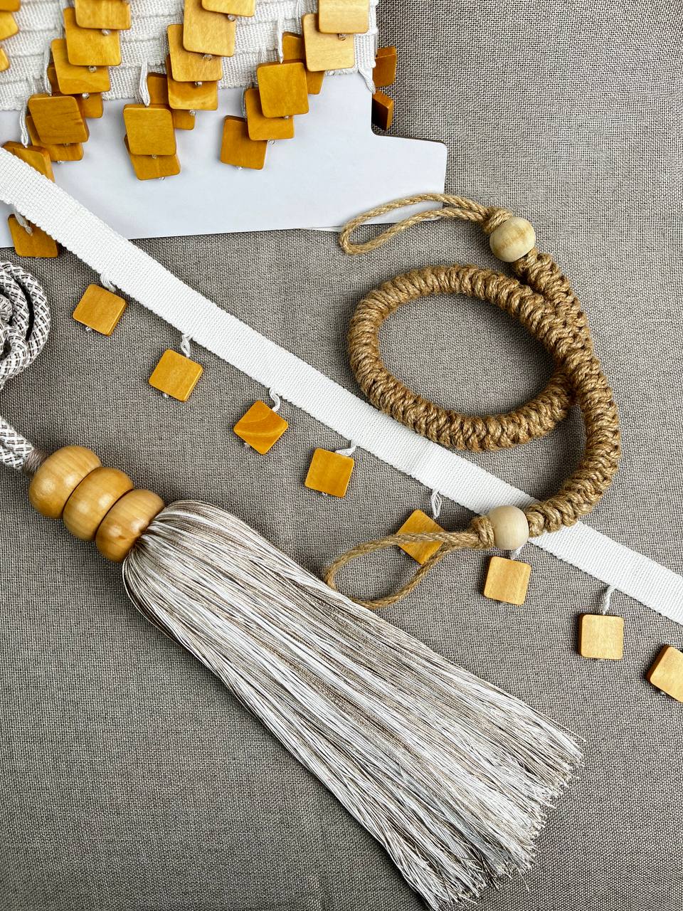 Кисть подхват для штор "Кантри" G088 - BEIGE Mirtex молочный/бежевый/натуральное дерево (L73/30см)