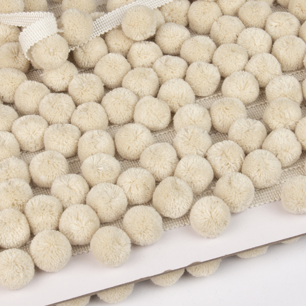 Бахрома с помпонами, из коллекции "Pompon" YMQ-2 светло-бежевый (L4см/D2,5см/м-у шариками 6,5см)/25м