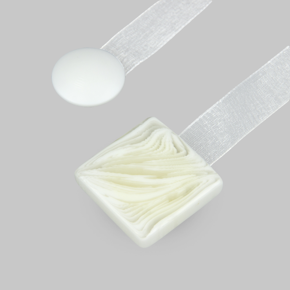 Магнит для штор на ленте 0203 - 1 белый квадрат (30х30мм) (уп. 2 шт)