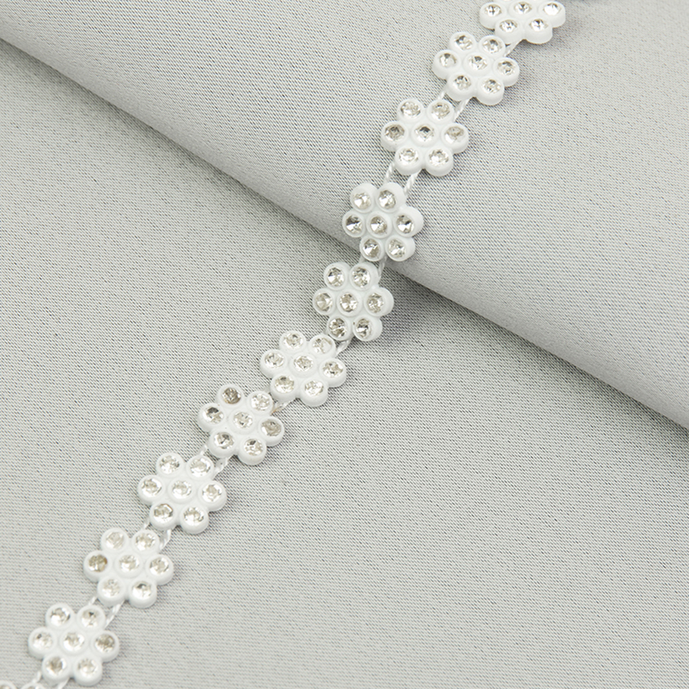 Тесьма со стразами цветочек 65-В/7/1Х белая (7,3152 м)