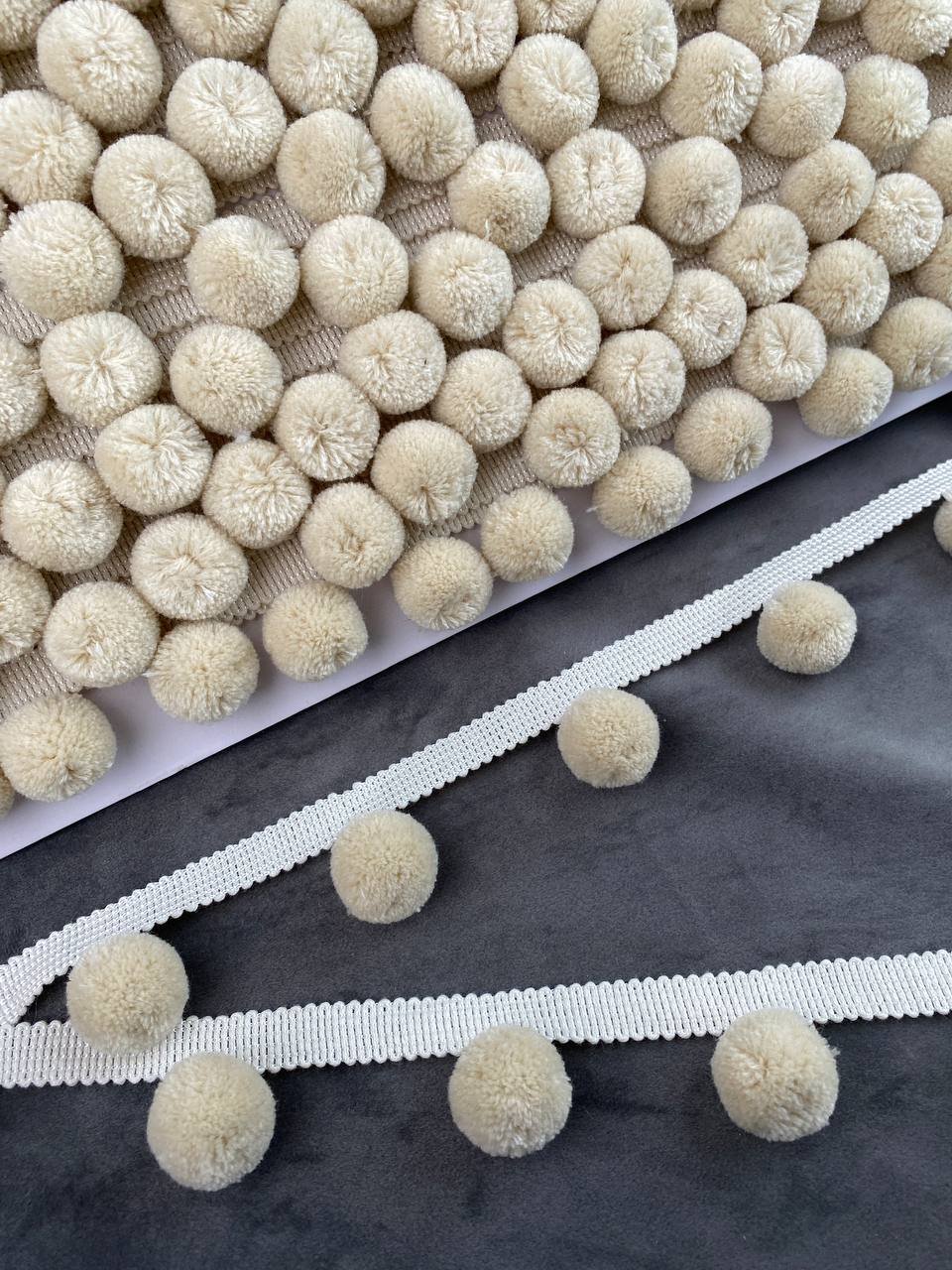 Бахрома с помпонами, из коллекции "Pompon" YMQ-2 светло-бежевый (L4см/D2,5см/м-у шариками 6,5см)/25м