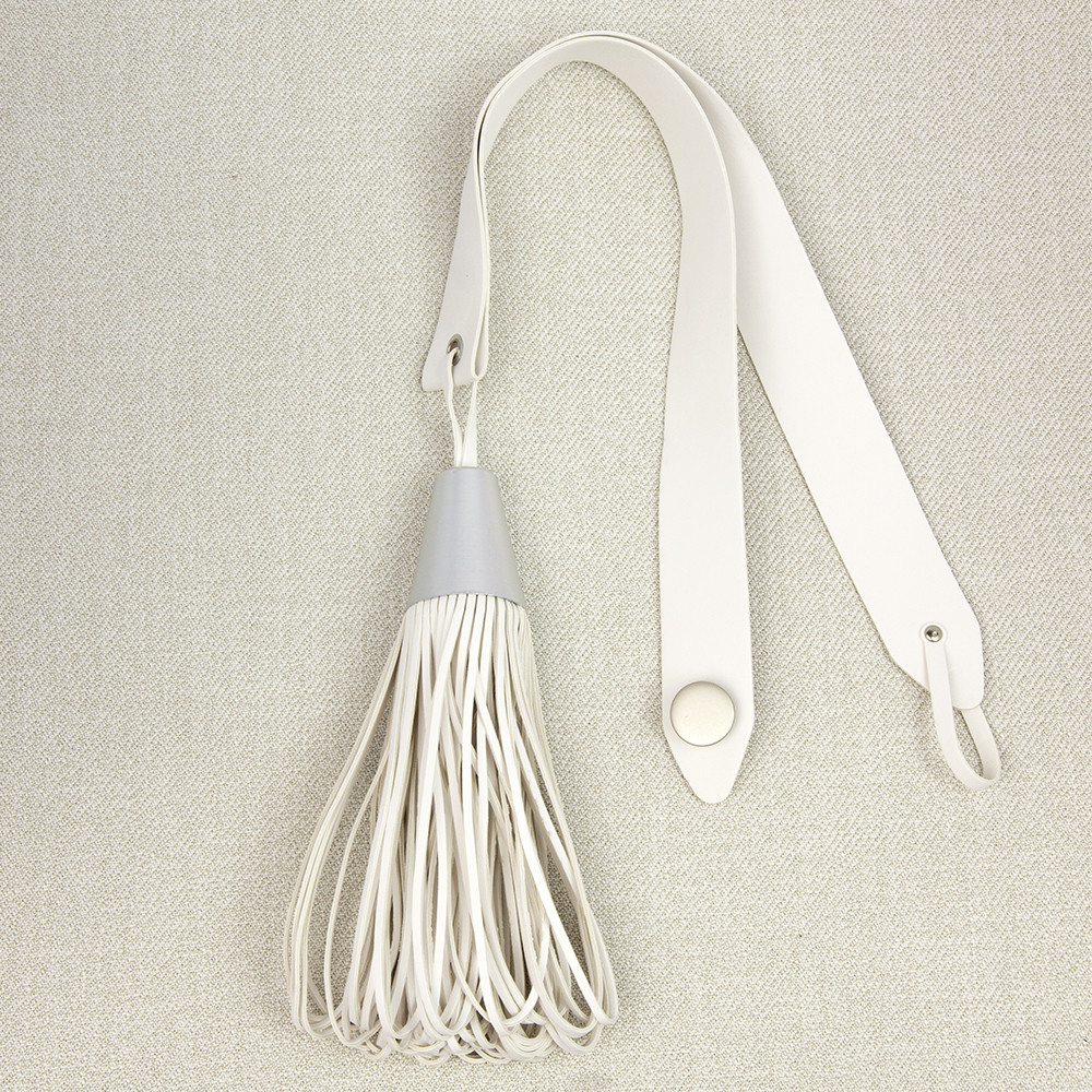 Кисть-подхват из искусственной кожи для штор 30549KZ-1 теплый белый/матовый хром "Bon Voyage"