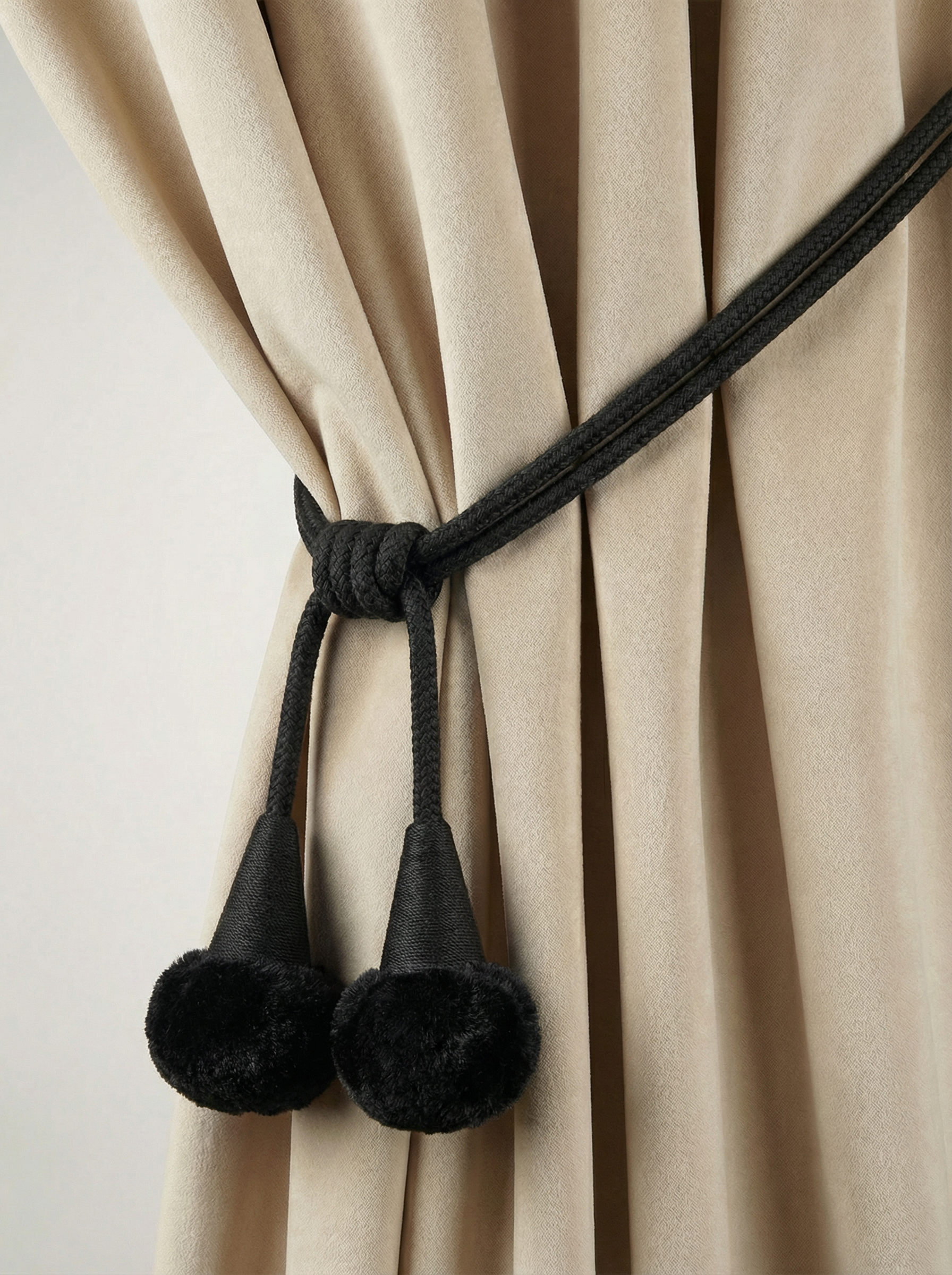 Подхват с помпонами для штор, "Pompon" 23083-XMQ-BLACK черный (L до узла 35см, L общая 50см)