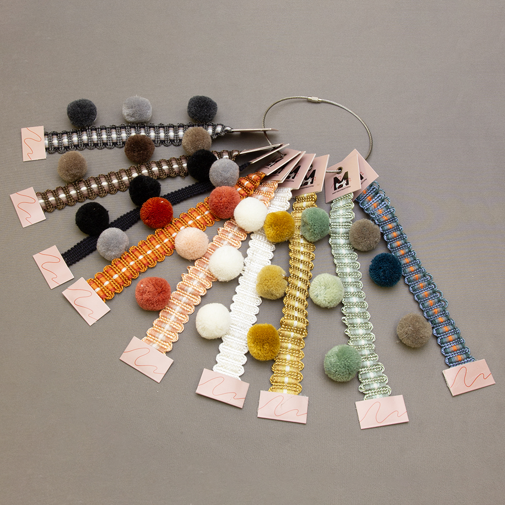 Брелок - карта Бахрома с помпонами XMQ (цветов 8, L4.7см/d2.5см)