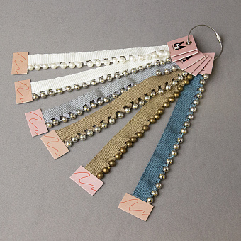 каталог с образцами фурнитуры для штор